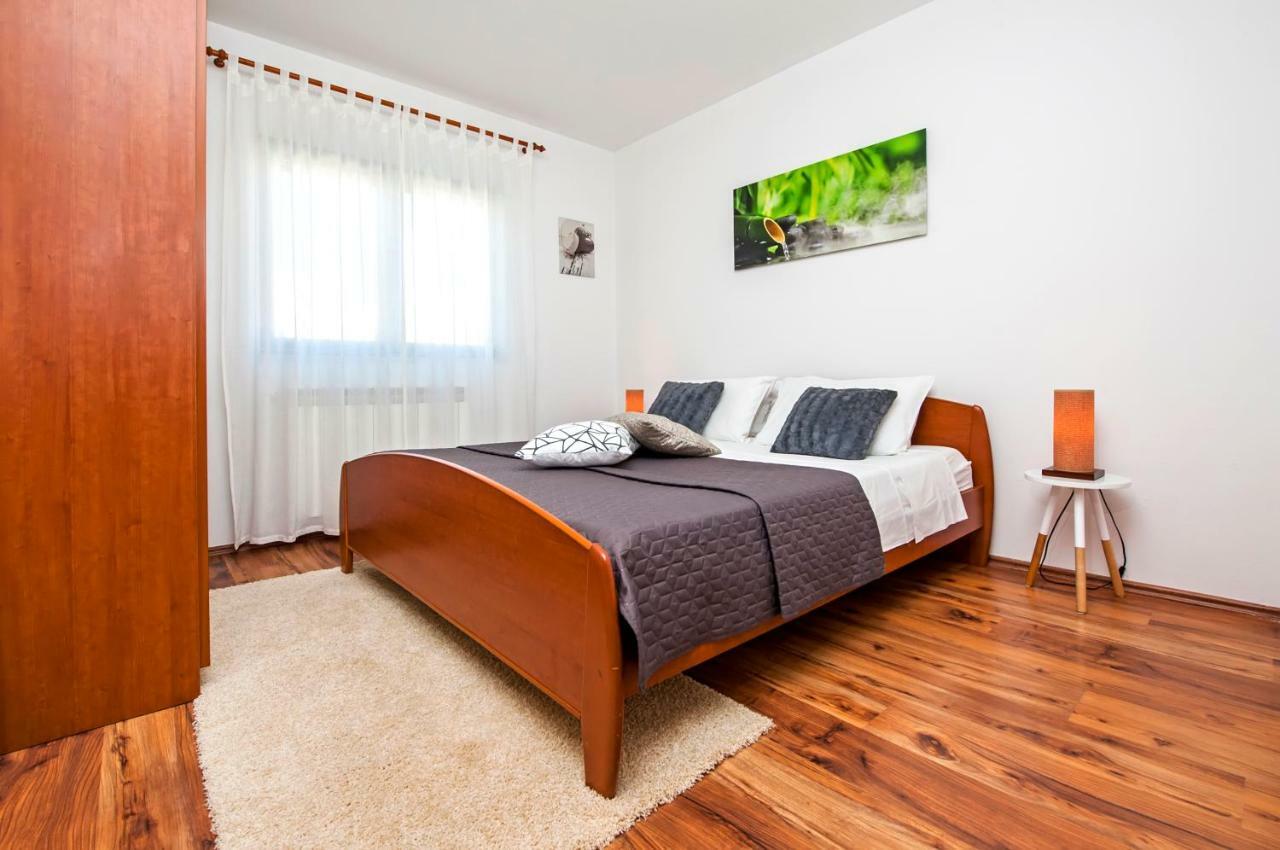 Apartman Lamanova โรวีน ภายนอก รูปภาพ